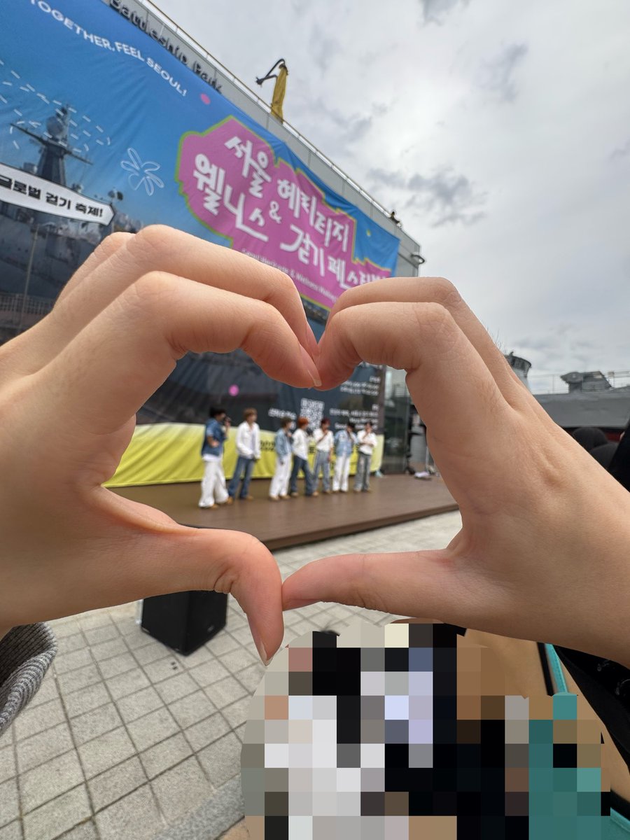 shchuuzin's tweet photo. 잼컨이엇던 한강 나들이
그냥 놀러갔는데 어떤 아이돌 오빵이들이 버스킹을 했고, 그래서 재밋게 즐겼음 https://t.co/b8oYqBjY5P
