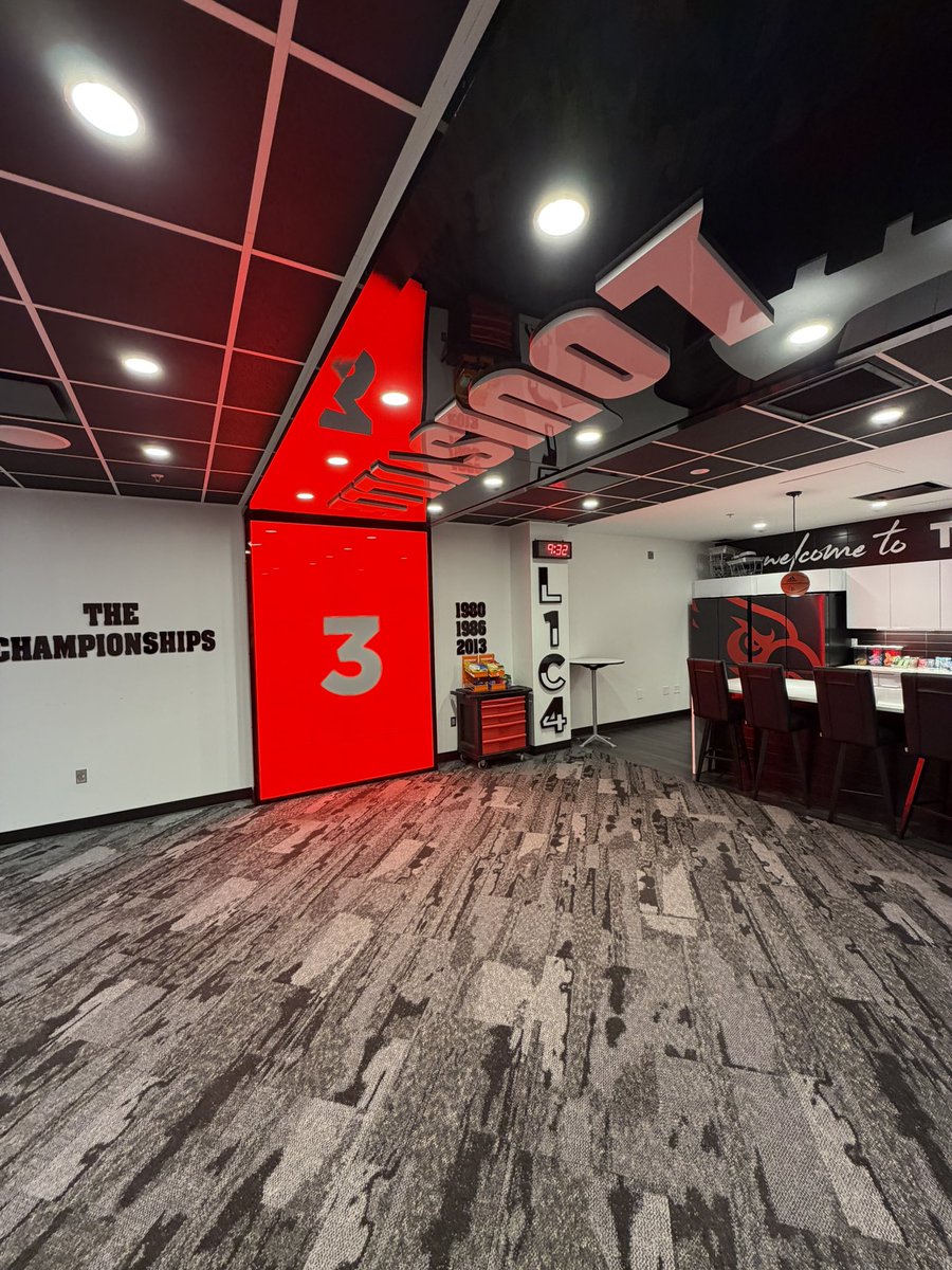 allhailbball's tweet photo. Right across from Louisville’s Gameday Locker Room…

THE PLAYER LOUNGE 🔥

- Lounge recliners
- TV’s and Xbox’s 
- Kitchen and Player Gameday Meals
- 3 National Champions https://t.co/vA2mdXXTJp