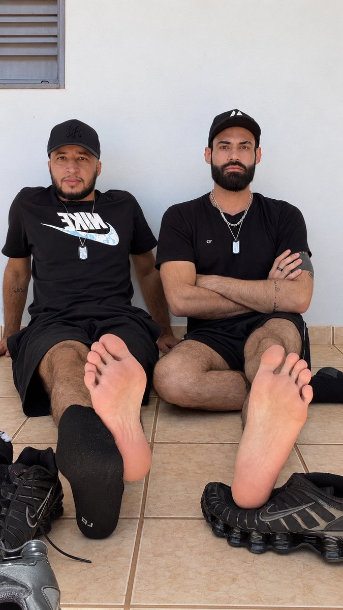 AlphaSoles44's tweet photo. Servir as solas ou aguentar o peso dos tênis. Qual vai ser?

Worship the soles or take the weight of the sneakers. What’s it gonna be?

@masterpedroh
#alphasoles #malefeet #soles #sneakers #footworship https://t.co/i8gGwywtkO