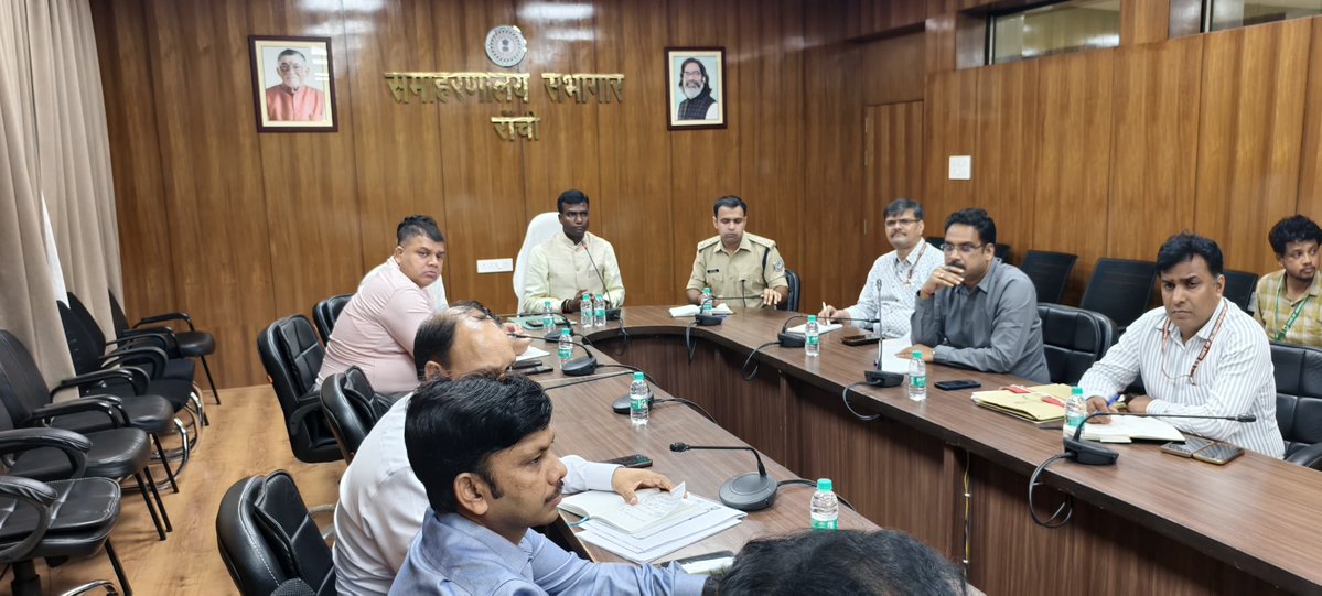 DC_Ranchi's tweet photo. रांची जिले में संचालित विभिन्न विकास योजनाओं के प्रभावशाली एवं समयबद्ध क्रियान्वयन, शहरी क्षेत्रों को अतिक्रमण मुक्त बनाने, यातायात व्यवस्था को सुगम एवं सुव्यवस्थित करने तथा आगामी दुर्गापूजा के दौरान सुदृढ़ विधि-व्यवस्था बनाए रखने के उद्देश्य से समीक्षा बैठक आयोजित की गई।

समाहरणालय सभागार में आयोजित बैठक में पुलिस अधीक्षक नगर श्री पारस राणा, अनुमंडल पदाधिकारी सदर श्री कुमार रजत, अपर जिला दण्डाधिकारी विधि-व्यवस्था श्री धनंजय, उपसमाहर्त्ता भूमि श्री मुकेश कुमार, जिला परिवहन पदाधिकारी श्री अखिलेश, कार्यपालक अभियंता पथ निर्माण, विद्युत विभाग के पदाधिकारी सहित अन्य संबंधित विभागों के पदाधिकारी एवं अंचल अधिकारी उपस्थित थे।

बैठक में आगामी दुर्गापूजा को ध्यान में रखते हुए शहर की यातायात व्यवस्था, प्रमुख पूजा पंडालों एवं भीड़भाड़ वाले क्षेत्रों में आवागमन, पार्किंग व्यवस्था, सड़कों पर अतिक्रमण तथा विधि-व्यवस्था से जुड़े विभिन्न बिंदुओं की समीक्षा की। संबंधित पदाधिकारियों को आपसी समन्वय के साथ कार्य करते हुए श्रद्धालुओं एवं आम नागरिकों के लिए सुगम, सुरक्षित एवं व्यवस्थित आवागमन सुनिश्चित करने के निर्देश दिये। 

🌟 मुख्य मार्गों से अनावश्क कट्स हटाने का निर्देश 🌟

बैठक में शहरी क्षेत्र के प्रमुख एवं व्यस्त मार्गों को चिन्हित कर वहां बने अनधिकृत कट्स की सूची तैयार कर आवश्यक कार्रवाई सुनिश्चित करने का निर्देश दिया गया। यातायात के सुचारू संचालन में बाधा उत्पन्न करने वाले अनावश्यक कट्स को हटाने की कार्रवाई प्राथमिकता के आधार पर की जाए। दुर्गापूजा के दौरान शहर में वाहनों एवं श्रद्धालुओं की आवाजाही बढ़ जाती है। ऐसे में पहले से ही जाम वाले क्षेत्रों को चिन्हित कर आवश्यक ट्रैफिक मैनेजमेंट प्लान तैयार किया जाए।

🌟 अतिक्रमण हटाने के बाद दोबारा कब्जा नहीं होने देने पर विशेष जोर 🌟

जहां से अतिक्रमण हटाया गया है, वहां दोबारा अतिक्रमण न हो, इसके लिए प्रभावी निगरानी व्यवस्था सुनिश्चित की जाए। ऐसे स्थानों पर माइकिंग के माध्यम से लोगों को अतिक्रमण नहीं करने की जानकारी देने का निर्देश दिया गया।

🌟 सभी वार्डों में वेंडर मार्केट के लिए स्थान चिन्हित करने का निर्देश 🌟

शहरी क्षेत्र के सभी वार्डों में वेंडर मार्केट के लिए उपयुक्त स्थान चिन्हित कर सूची तैयार करने का निर्देश दिया गया। नगर निगम को संबंधित अंचल अधिकारियों के साथ समन्वय स्थापित करते हुए आवश्यक कार्रवाई सुनिश्चित करने को कहा गया, ताकि फुटपाथ एवं सड़क किनारे अनियमित तरीके से दुकान लगाने की समस्या को नियंत्रित किया जा सके और व्यवस्थित वेंडिंग की व्यवस्था विकसित हो।

रांची जिले के शहरी क्षेत्रों में उपलब्ध खाली सरकारी भूमि को चिन्हित कर सूची तैयार करने का निर्देश संबंधित अंचल अधिकारियों को दिया गया। भविष्य में विभिन्न जनोपयोगी एवं विकासात्मक परियोजनाओं के लिए सरकारी भूमि की उपलब्धता सुनिश्चित करने के उद्देश्य से भूमि का समुचित चिन्हांकन आवश्यक है।

🌟 अवैध पार्किंग एवं यातायात नियमों के उल्लंघन पर कार्रवाई 🌟

बैठक में यातायात नियमों का अनुपालन नहीं करने वाले वाहन चालकों के विरुद्ध ऑटोमैटिक चालान की व्यवस्था की भी समीक्षा की गई। प्रमुख चौक-चौराहों, व्यस्त मार्गों एवं जाम वाले क्षेत्रों में अवैध पार्किंग, सड़क किनारे अनधिकृत कब्जे तथा यातायात नियमों के उल्लंघन के विरुद्ध नियमानुसार कार्रवाई सुनिश्चित करने के निर्देश दिए।

🌟 सड़कों पर बेतरतीब केबल एवं GAIL द्वारा कार्य के बाद गड्ढे छोड़ने पर सख्त रुख 🌟

बैठक में बिजली खंभों पर जगह-जगह बेतरतीब तरीके से लगे केबल को हटाने के लिए कार्यपालक विद्युत अभियंता को आवश्यक कार्रवाई का निर्देश दिया गया। 

वहीं, GAIL के अधिकारियों को सख्त निर्देश दिया गया कि सड़क पर कार्य करने वाले संबंधित कॉन्ट्रैक्टर कार्य पूर्ण होने के बाद सड़क की स्थिति को पूर्ववत करना सुनिश्चित करें। सड़क पर किए गए गड्ढों को अनिवार्य रूप से भरने तथा आवागमन को सुरक्षित एवं सुगम बनाए रखने को कहा गया। इस संबंध में लापरवाही पर सख्त चेतावनी देते हुए संबंधित एजेंसियों को स्पष्ट निर्देश दिया कि सड़क पर कार्य के बाद किसी भी प्रकार की अव्यवस्था स्वीकार नहीं की जाएगी।

🌟 विकास योजनाओं के क्रियान्वयन में तेजी लाने का निर्देश 🌟

जिले में संचालित विभिन्न विकास योजनाओं की प्रगति की समीक्षा करते हुए सभी संबंधित विभागों को आपसी समन्वय के साथ कार्य करने का निर्देश दिया। लंबित कार्यों में तेजी लाते हुए निर्धारित समयसीमा के भीतर गुणवत्तापूर्ण तरीके से कार्य पूर्ण करने को कहा।
@prdjharkhand 
@JharkhandCMO 
@HemantSorenJMM 
@ranchipolice