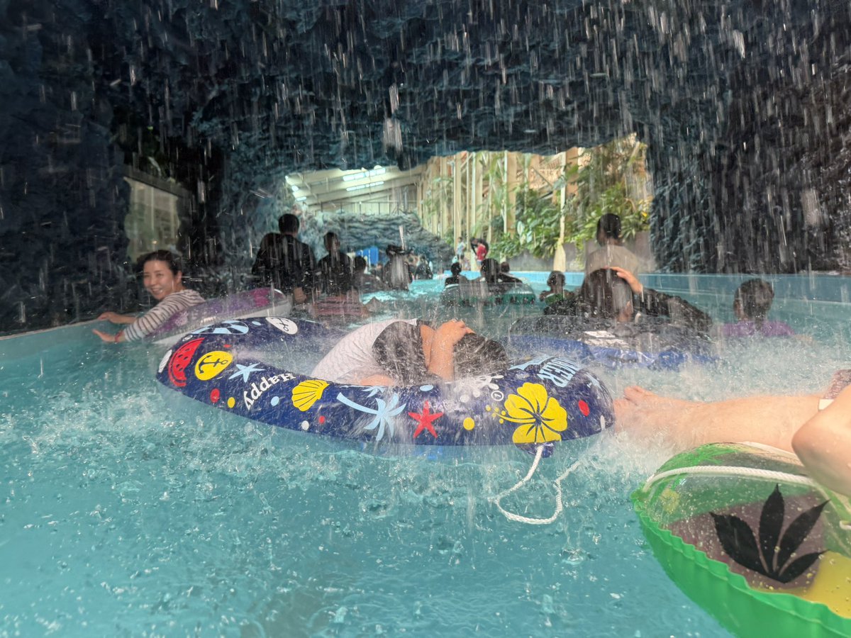 ButaCAT's tweet photo. ハワイアンズ、最高だ。

5歳児と2人旅。永遠に遊んでいられる。プールも楽しいし、ショーもすごい。次は、もっと遊び尽くしたい。

ショーの途中のフラダンス体験に100名超の子どもが参加したのは笑った。みんなノリ良いな！舞台がぎゅうぎゅうwww https://t.co/2GeFHafhNz