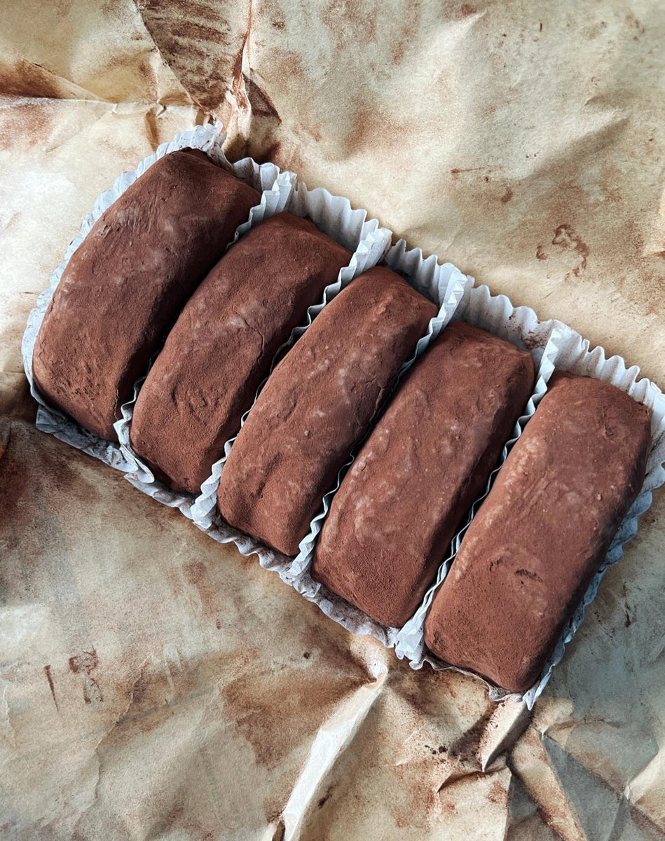 RoseAnneslsta's tweet photo. Acabo de encontrar una galleta de chocolate escondida detrás de la estufa — es del gato o del desastre que yo misma hice al cocinar https://t.co/DFUQMCCkv3