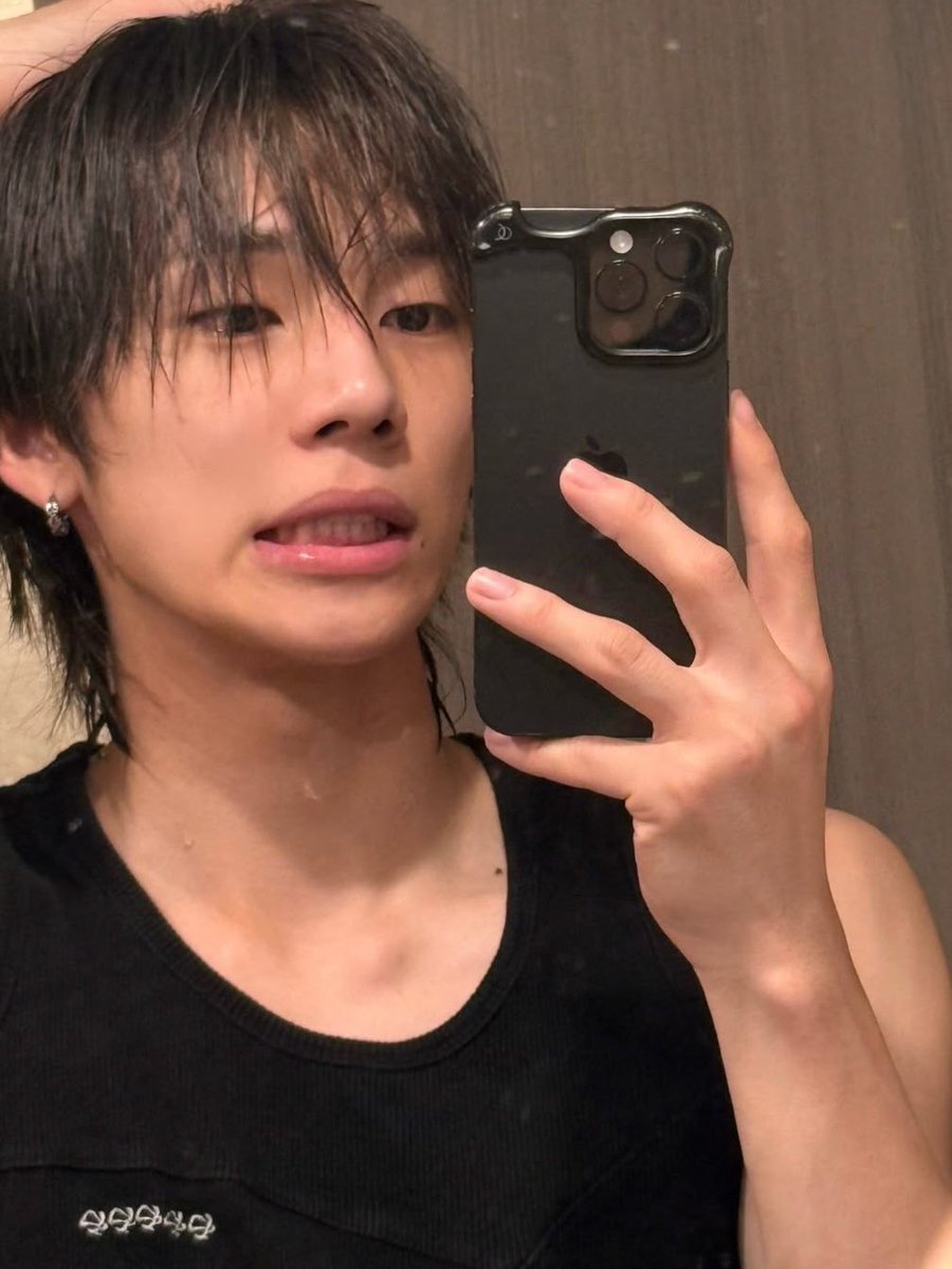 photossinthesis's tweet photo. mirror pic~~

eu decidi fazer de ultima hora entao essa foto ja tava na galeria ai nao ficou taaaaaaoo parecido porfavor tenham piedade

#NEXZ #NX2SD #NEX2YSelcaDay #NEX2Y #NEXZUDOS #SOGEON #SOKEN #소건 #蒼建 #ソ・ケン https://t.co/SOEADFoWIs