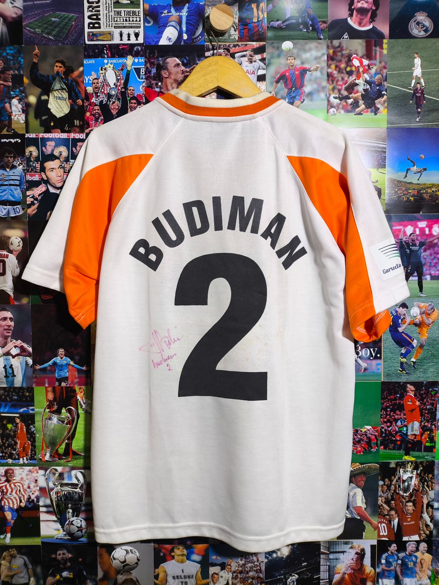 lelanglawas's tweet photo. Detail #LawasMalamMinggu - Sabtu, 19 September 2026

#Lawas4
Persija Jakarta 2004-2005 Away PI
MATCHWORN With SIGN
#2 BUDIMAN
Size L (71x54cm)
ALL ORI tentunya
Noda-noda, bobbles minor https://t.co/QqAg5Pa4OQ