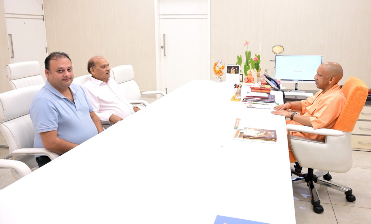 myogioffice's tweet photo. मुख्यमंत्री श्री @myogiadityanath जी महाराज से आज लखनऊ में श्री प्रमोद मातनहेलिया जी एवं श्री सोमिल मातनहेलिया जी ने शिष्टाचार भेंट की। https://t.co/0wSUmjpEoc