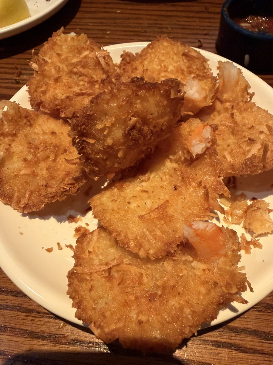 BillDeGraw's tweet photo. The wife wanted to go to Red Lobster last night. I had the all you can eat shrimp. I don’t think I’ve had that much shrimp in my life. Thanks @redlobster 
#shrimp #allyoucaneat #FULL https://t.co/urYE9Rx2YC
