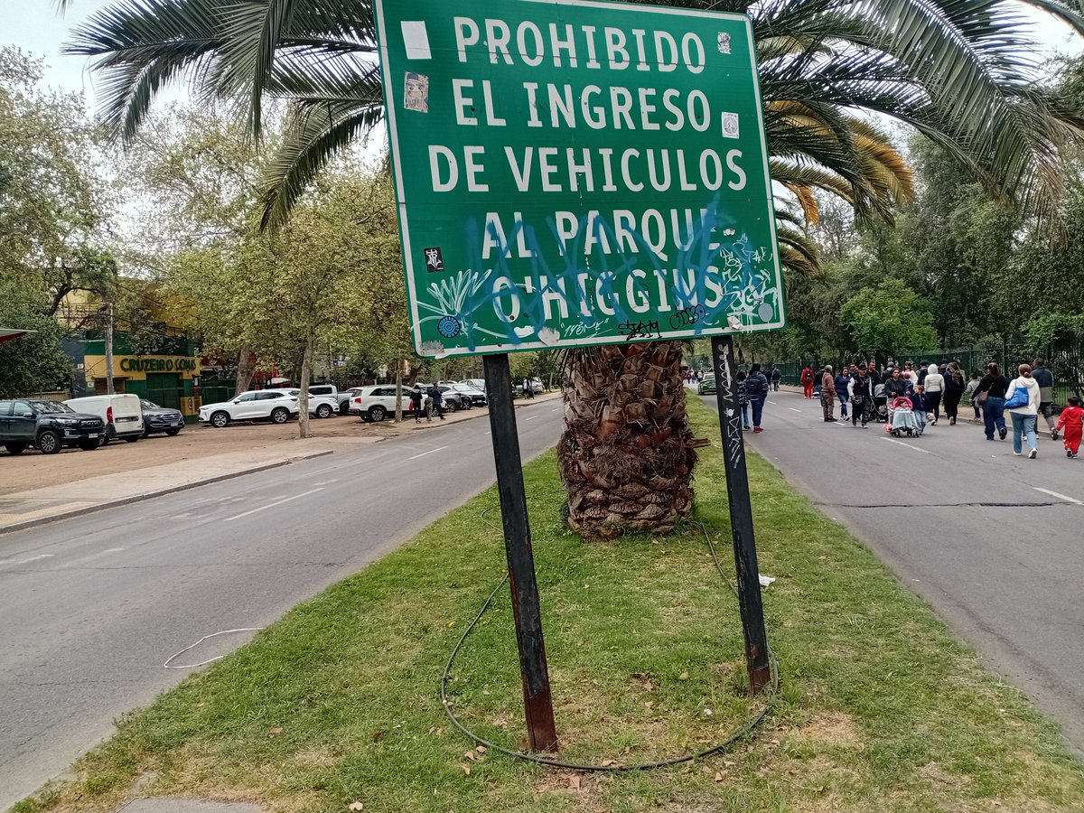 carovira's tweet photo. Al que se estacionó a un costado de @metrodesantiago #Rondizzoni le aviso que le sacaron su parte diesiochero #FiestasPatrias #18septiembre #ParadaMilitar #ParqueOhiggins https://t.co/nTEaWnt4cR