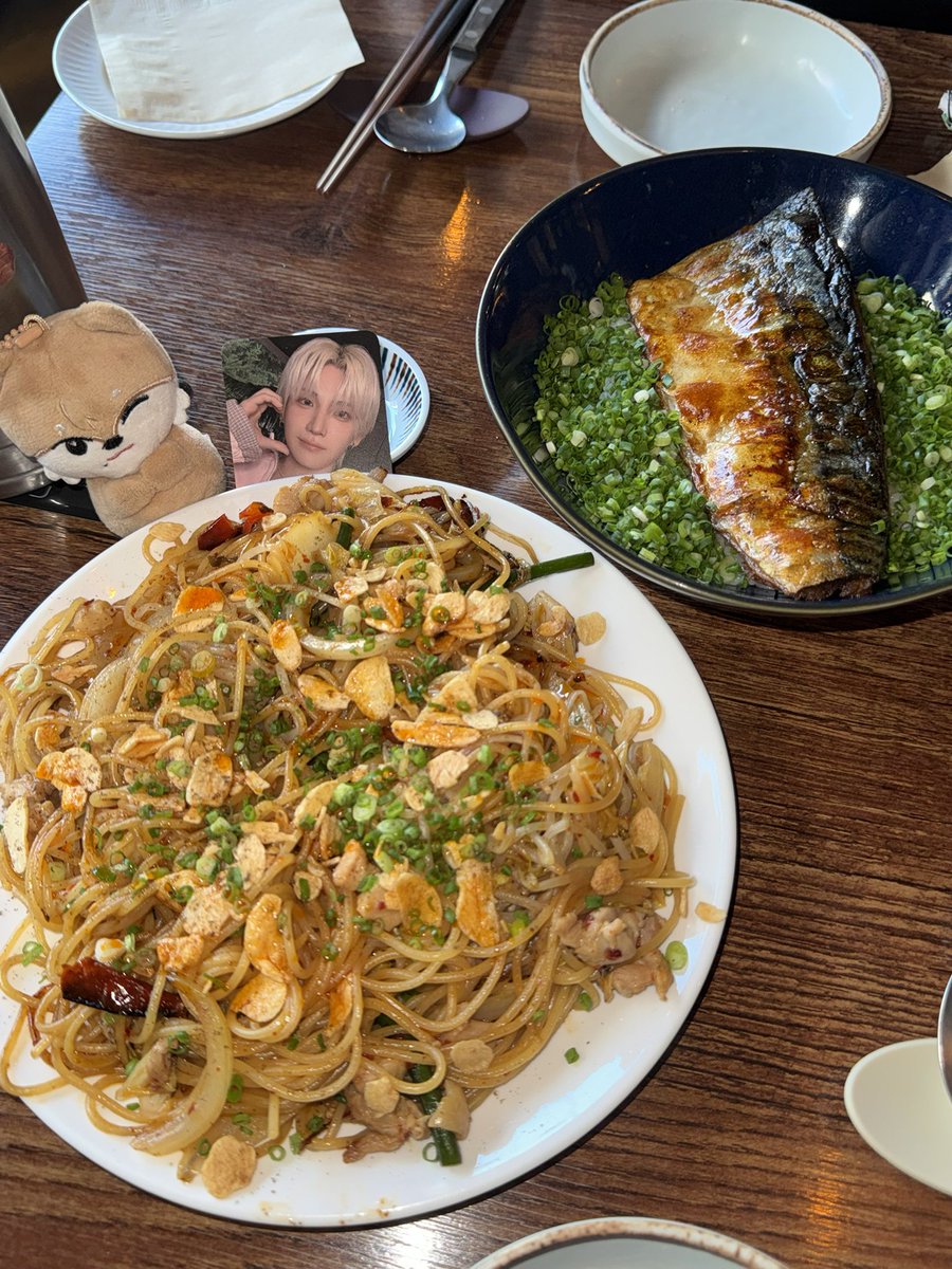 shchuuzin's tweet photo. 두번째 스페셜 엠씨는 봐서 다행이다
너무너무 귀여웟고 너무너무행복햇어
끝나고 썬키친 가서 고등어덮밥 먹고, 합정 갔으니까 츄이구이 가서 다크초콜릿 제주말차잼 치아바타 샌드 사옴 (존맛...) https://t.co/Sscu6sz6f9