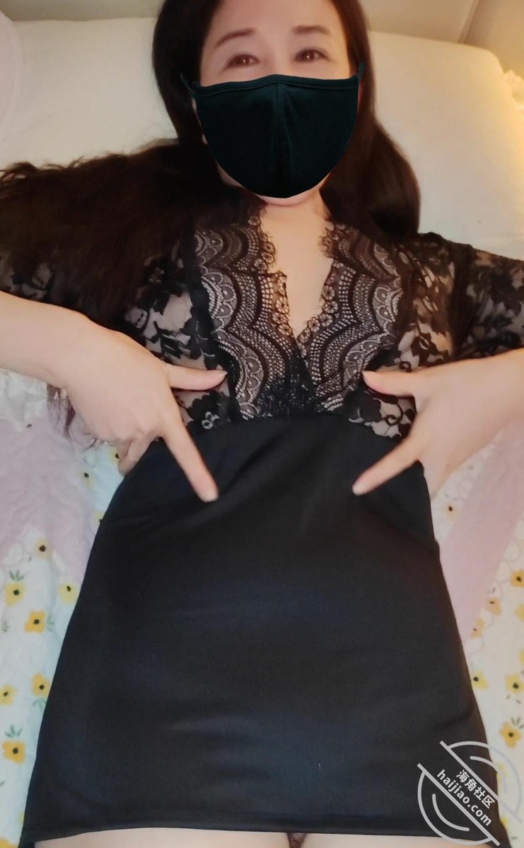 takeitoffio's tweet photo. 父亲早起买早点，我偷偷钻进妈妈被窝发现母亲穿情趣睡衣。我瞬间鸡巴都硬了，上下其手触摸妈妈的乳房和小穴，用龟头摩擦母亲的阴唇，母亲的阴唇很嫩，很软，一点点的把鸡巴插入母亲的小穴，压在她身上抽查阴道，太刺激了，给妈妈的阴道夹射了，全部的精液都射给妈妈逼里了 #母子乱伦 #���衣 #绿母 #熟女 https://t.co/DVsss1lksD