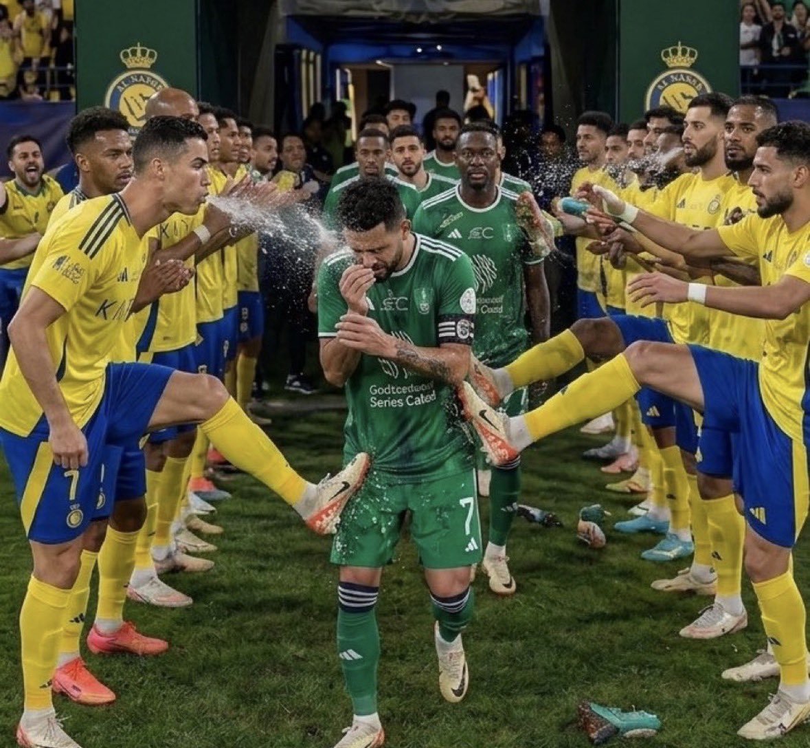 3almey10's tweet photo. @ByanNassr يستاهلون ممر شرفي ع الي قدموه اليوم 💛💚 https://t.co/PNxthbrITh