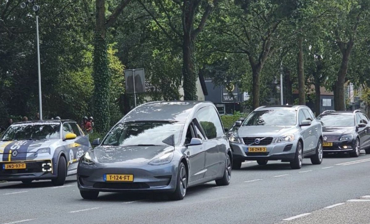 ziekenverzorger's tweet photo. Hoe halen jullie het in je botte hersens 🧠 om een begrafenisstoet dwars te zitten bij zo'n achterlijke demonstratie in #Zevenaar deze mensen vol van verdriet konden omrijden! @NLRebellion 🤬🖕🏻jullie acties krijgen geen sympathie meer van de burgers @Politie #ExtinctionRebellion https://t.co/FpZj4isTbv