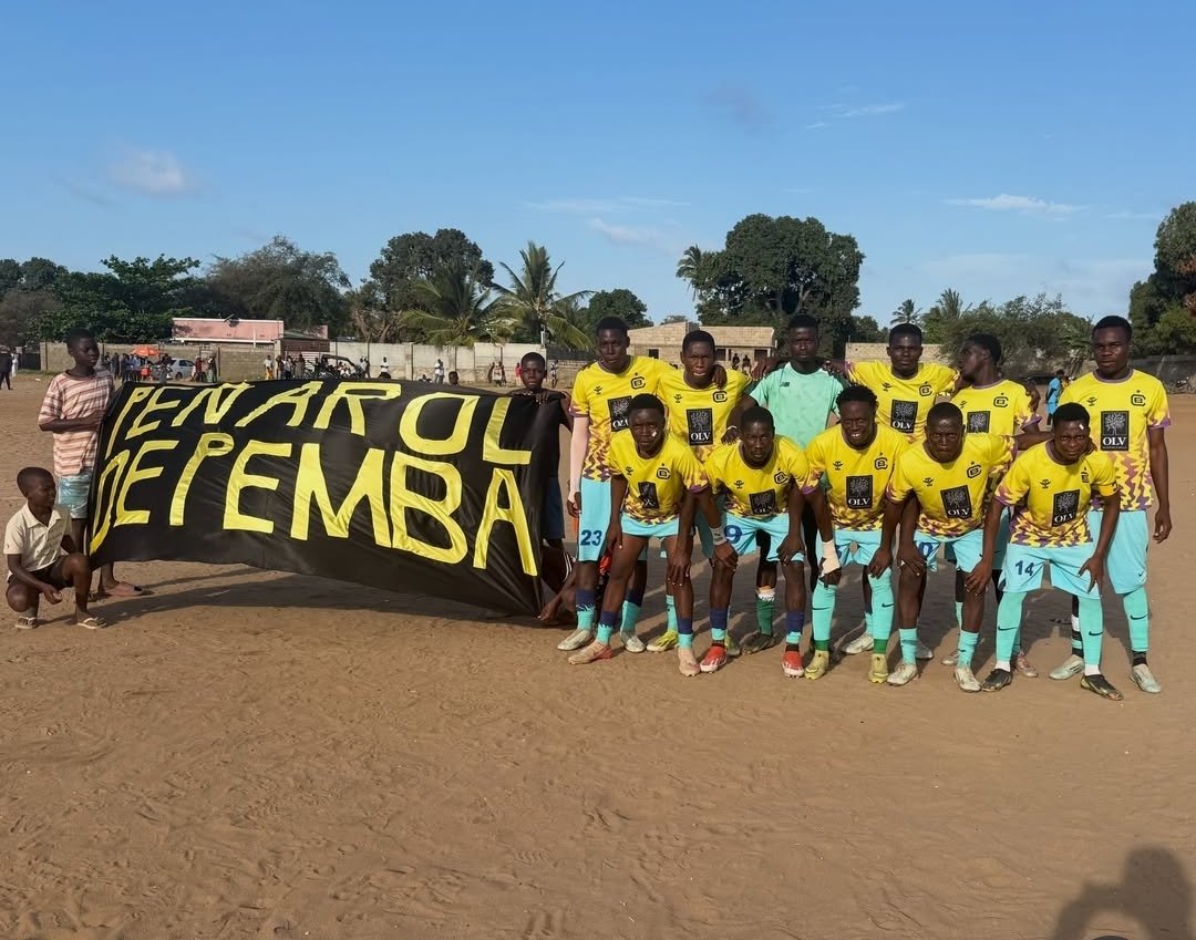 cabecita_magica's tweet photo. Yo no puedo creer que en Mozambique tengamos un grupo de pibes totalmente Peñarolizados y el Club no haga nada por mandarles 11 equipitos. Vamo locooo, hagan la peña Mozambique!!! Esto es Peñaroooool!!! Peñarol de Pemba!!! https://t.co/7rL5Uo5j0T
