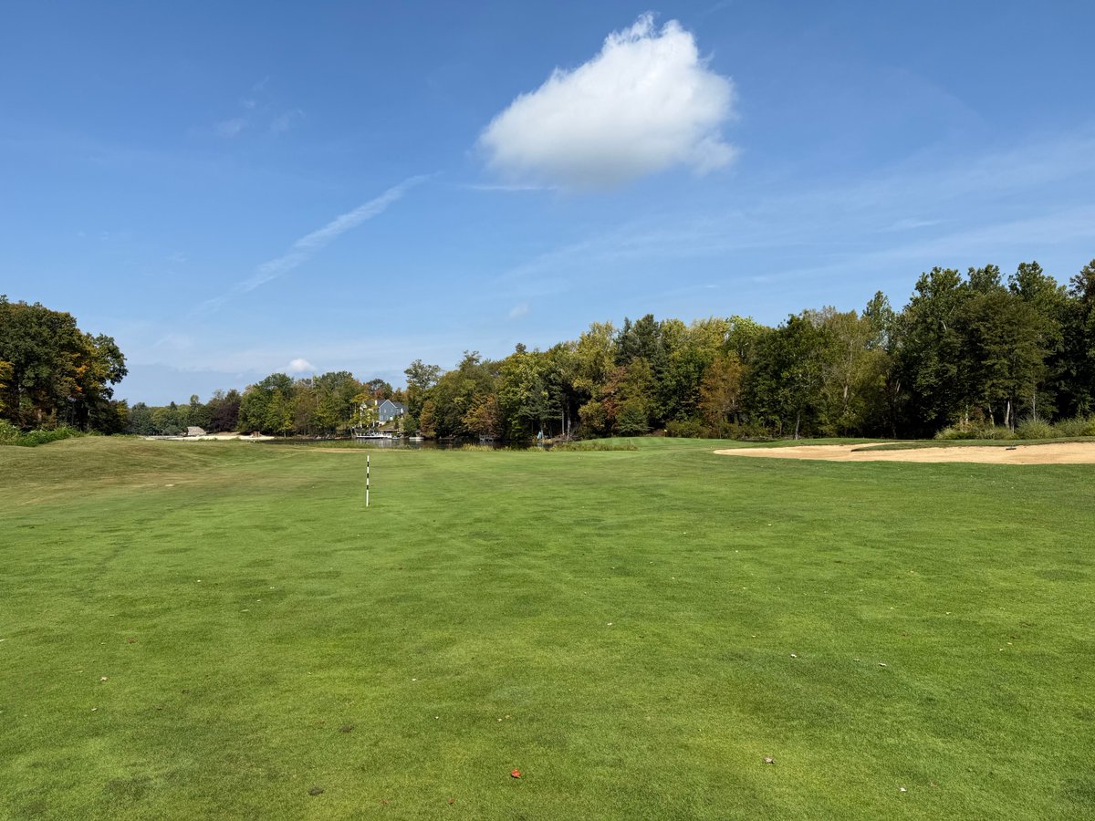 atz08099's tweet photo. A rapid dispatch ended, then I played golf at the suburban yard by the park terrace. Under cool daylight, deadline noise gave way to lighter relief and quiet awareness. #GolfLeisure #FunOnTheCourse https://t.co/Me5mfQGP1l