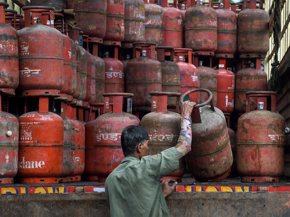 ani_digital's tweet photo. Aadhaar authentication mandatory for subsidised LPG refills from October 1

Read @ANI Story I https://t.co/CNepF8rtNj

#Aadhaar #LPG #Refill https://t.co/0lLMNUZKz2