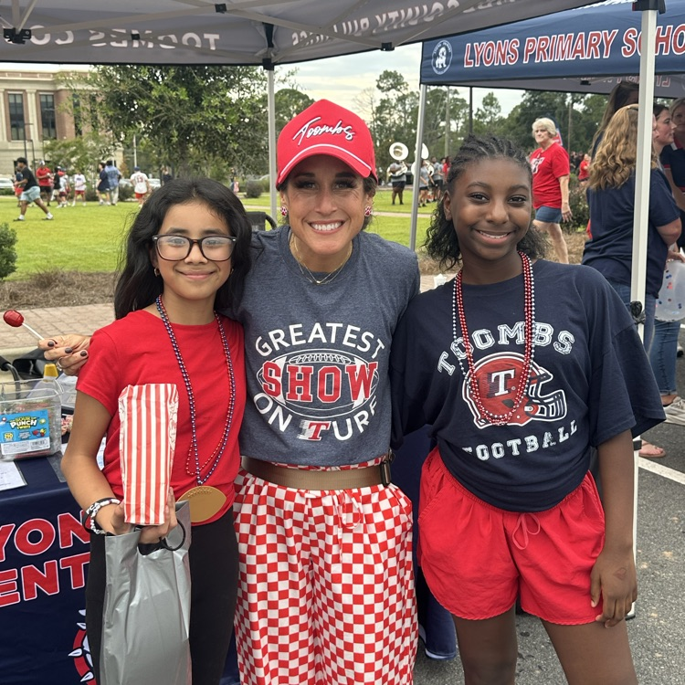 lyonsupperelem's tweet photo. What a night to be a Bulldog! 🐾🏈 We loved seeing our students &amp; families at the Community Tailgate as we celebrated the first game in the newly remodeled Pit!🏟️ What a game it was—the Bulldogs got a BIG win! 🎉💙 We’re proud to be part of this amazing community! 🐾 https://t.co/sep9VmRbdO