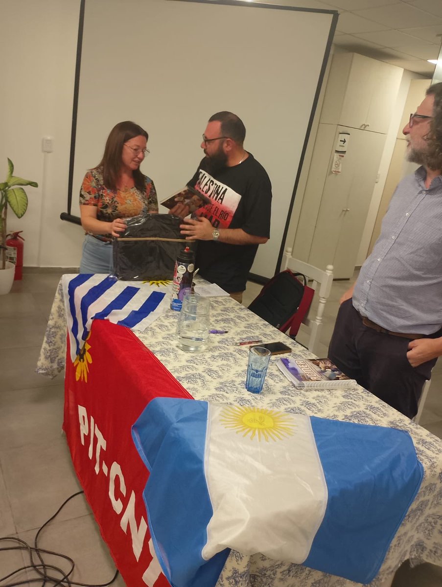 MarceAbdalaCNT's tweet photo. El viernes 18/9 hubo una actividad muy importante desarrollada entre la CTA Autónoma, la CTA de los trabajadores y la CGT de Argentina con nuestro regional del litoral del @PITCNT1 en la ciudad de Gualeguaychú, para pensar caminos de trabajo sindical articulado entre ambas organizaciones, desarrollo de la complementación productiva y movilizaciones conjunta. 
Lo importante es que la propuesta abarca las ciudades de Gualeguaychu, Concepción del Uruguay, Colón, Concordia y Federación, Monte Caseros y Corrientes, por el lado de la República Argentina y a los departamentos de Mercedes, Río Negro, Paysandu, Salto y Artigas por nuestro país. 
Se trata de promover lugar por lugar el hermanamiento que muchas veces las trabas políticas e institucionales del Mercosur impiden. Una perspectiva muy interesante y de largo plazo.