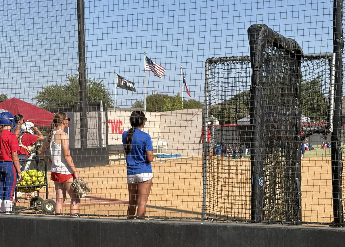 bright_gab6's tweet photo. Im helping 12U Texas Glory RWB and 14U Texas Glory RWB with their practice today! Love helping my sister and her team get better! 💪🥎#WorkHard #LoveMySis #ICanDoAllThings @16uTxGlory @SoftbalAmerica @TexasGlory @ExtraInningSB https://t.co/QmwPOJJhJG