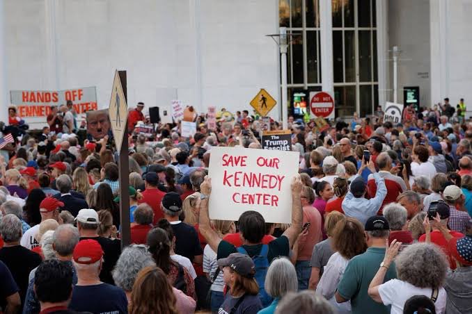 bluhue123's tweet photo. Raise your hand ✋ if you SUPPORT Jim Acosta and Hands Off the Kennedy Center demonstration https://t.co/JDcXVsla03