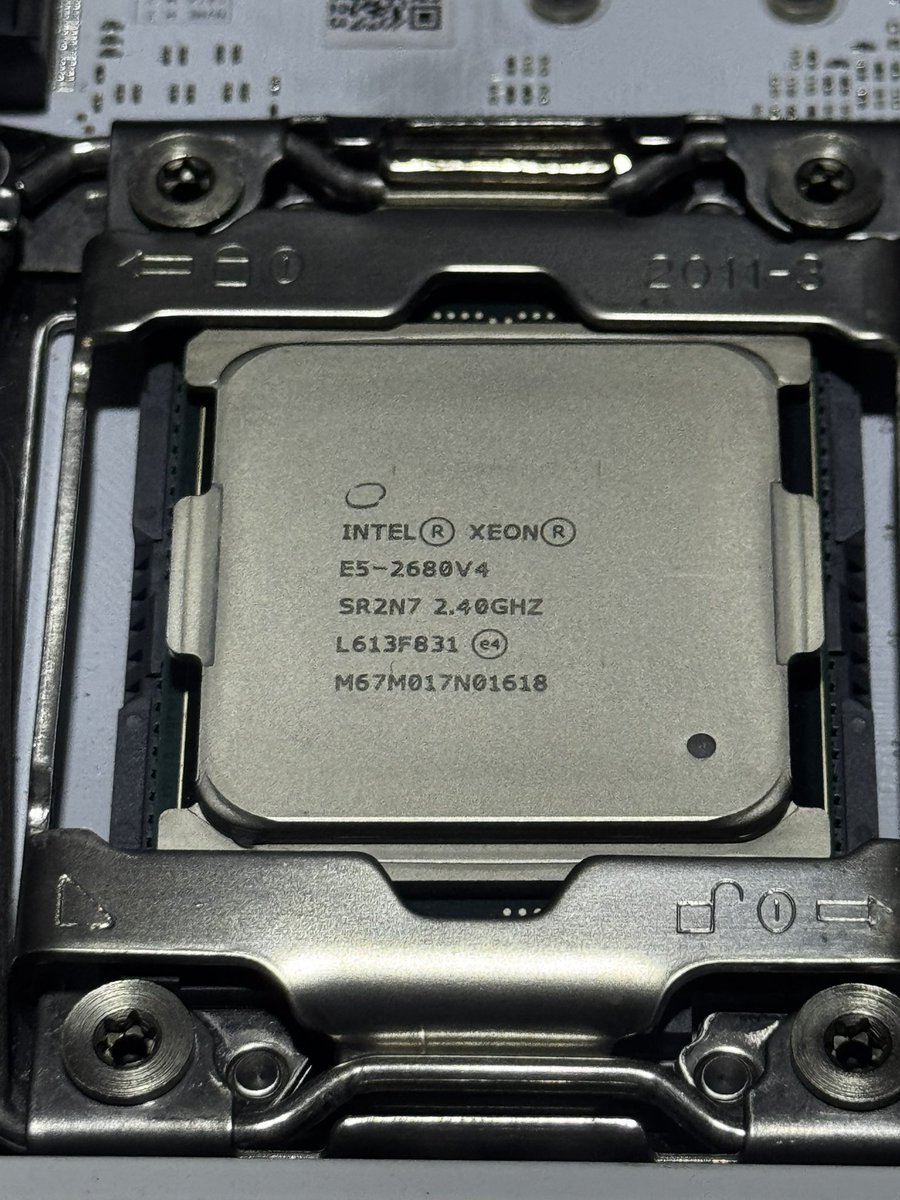 getsolucoes's tweet photo. Vende-se:

Kit XEON
PLACA MÃE x99 D4 White
Processador: Xeon E5 2680v4 2.4ghz

✅Caixa
✅TPM 2.0 Incluso 
5 meses de uso

Envio para todo o Brasil 🇧🇷 https://t.co/riQaboO09x