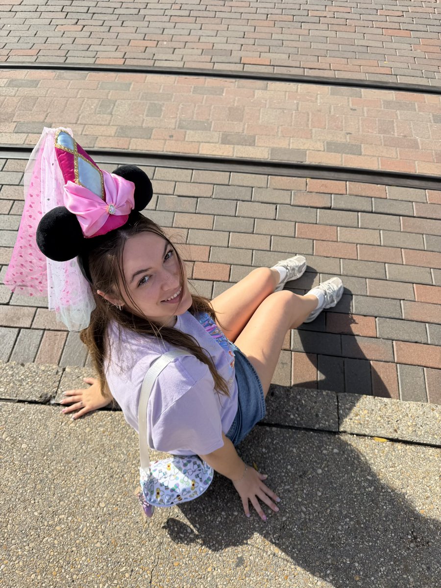 eicspetal's tweet photo. disneyland paris !!!!! ✨🧚🏻‍♀️💕⭐️ https://t.co/ZHupQPBnaK