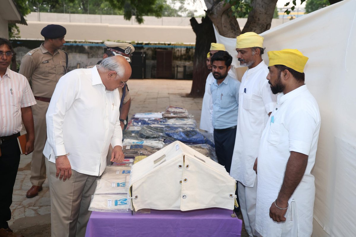 Bhupendrapbjp's tweet photo. સાબરમતી મધ્યસ્થ જેલની મુલાકાત દરમિયાન  સરદાર યાર્ડની પણ મુલાકાત લીધી. 

આ સાથે જેલમાં બંદીવાનો દ્વારા ચાલતી બેકરી, સુથારીકામ, પ્રેસ અને વણાટ જેવી વિવિધ રચનાત્મક અને કૌશલ્યલક્ષી પ્રવૃત્તિઓનું નિરીક્ષણ કર્યું અને તેમના દ્વારા બનાવવામાં આવતી વસ્તુઓની ખરીદી કરી. અહીં બનાવવામાં આવતી ચીજવસ્તુઓ નાગરિકો સુધી પહોંચે છે, અને જેલના ભજિયા તો લોકોમાં ઘણા વખણાય છે. 

બંદીવાનો સાથે સંવાદ કરી તેમની કળા-કારીગરીને બિરદાવી અને ભવિષ્યમાં સકારાત્મક સુધારણા માટે તેમને પ્રેરિત કર્યા. 

#SevaSankalpAbhiyan