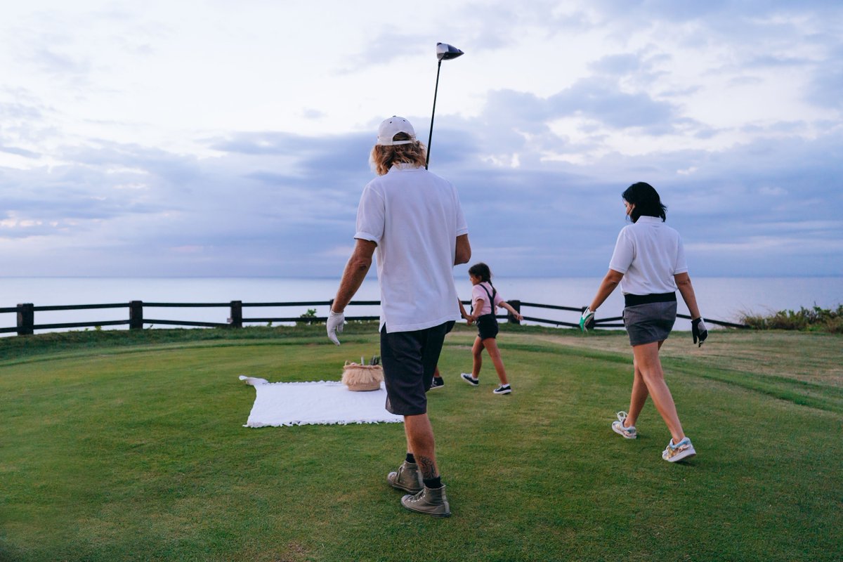SagittaruisMoe's tweet photo. With a deck head marker at the market gate, I worked on gentle pressure over sunlit boards. Under blue haze, gentle tempo left the release controlled and the finish organized. #GolfStance #SetupRoutine https://t.co/Wh4osqXolb