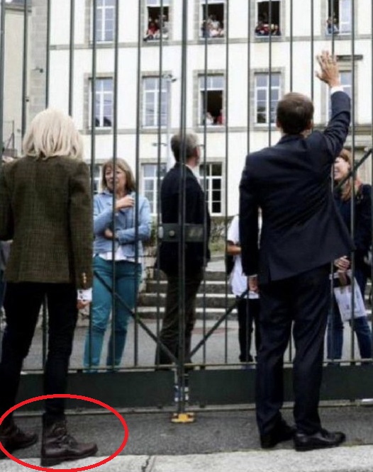 Fils2Psy's tweet photo. Un nouveau record annoncé pour notre génie de la finance. La dette publique de la France va grimper jusqu'à 121,7% du PIB en 2027 et ... je ne connais pas la pointure des chaussures à Brigitte mais si Emmanuel Macron veut lui offrir des Louboutin le PIB s'annonce stratosphérique https://t.co/G2rlwRRzgT