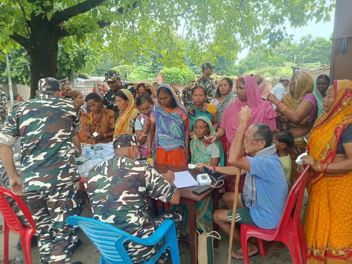 SSB_INDIA's tweet photo. Winning Hearts and Minds through Community Welfare
#SSB की @65BnSSB_INDIA द्वारा त्रिवेणी समवाय के कार्यक्षेत्र के अंतर्गत ग्राम गोवर्धना तथा @52bnssb द्वारा सीमा चौकी मज़रख के कार्यक्षेत्र में #CivicActionProgramme के तहत निःशुल्क मानव चिकित्सा शिविर आयोजित किए गए। शिविरों में ग्रामीणों का स्वास्थ्य परीक्षण कर आवश्यक चिकित्सकीय परामर्श एवं निःशुल्क दवाइयाँ वितरित की गईं।
सेवा • सुरक्षा • बंधुत्व 🇮🇳
#SevaSurakshaBandhutva #CommunityWelfare
#SSBIndia #BorderSecurity
#NationFirst
@HMOIndia @PIBHomeAffairs
@PIB_India @DoBM_GoI