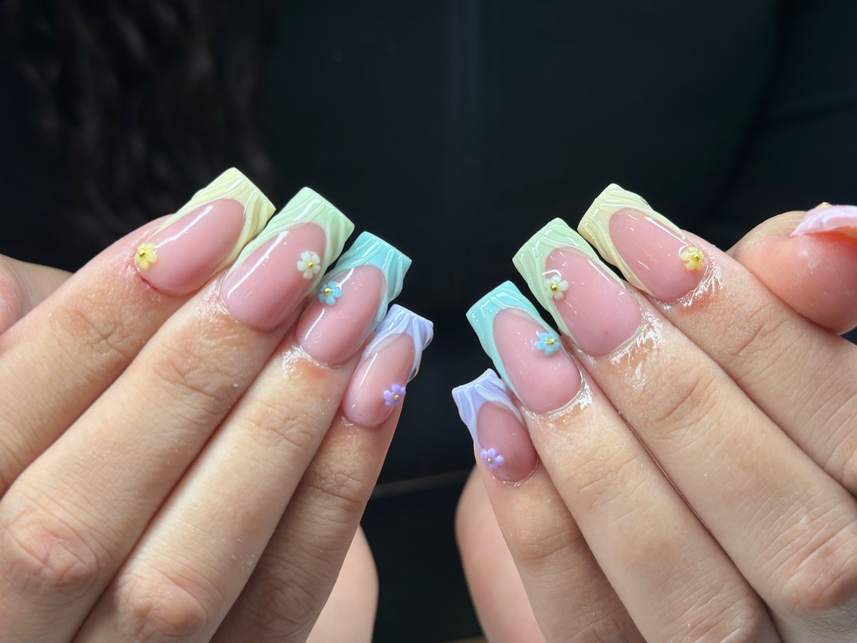 SiuBigpbp's tweet photo. Hello, sunshine. Hello, nails. Follow for more: @nailsbymimi. 11. https://t.co/qRCE48n205