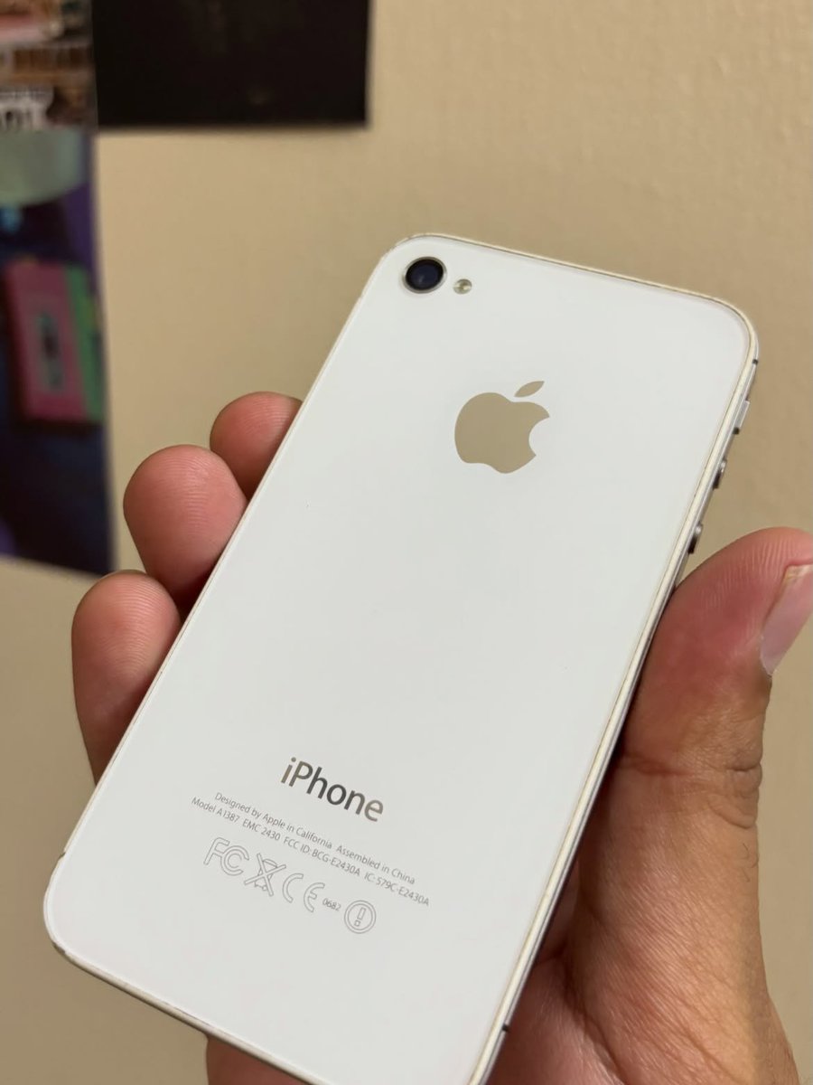 goodvikass's tweet photo. @ZoomexOfficial The iconic iPhone 4S was Steve Jobsโ masterpiece and my first Apple device - no money in the world could make me sell this priceless piece of history! ๐ฑ๐ค
#ZoomexStory #MyFirstIPhone https://t.co/W7LwXiL7QD