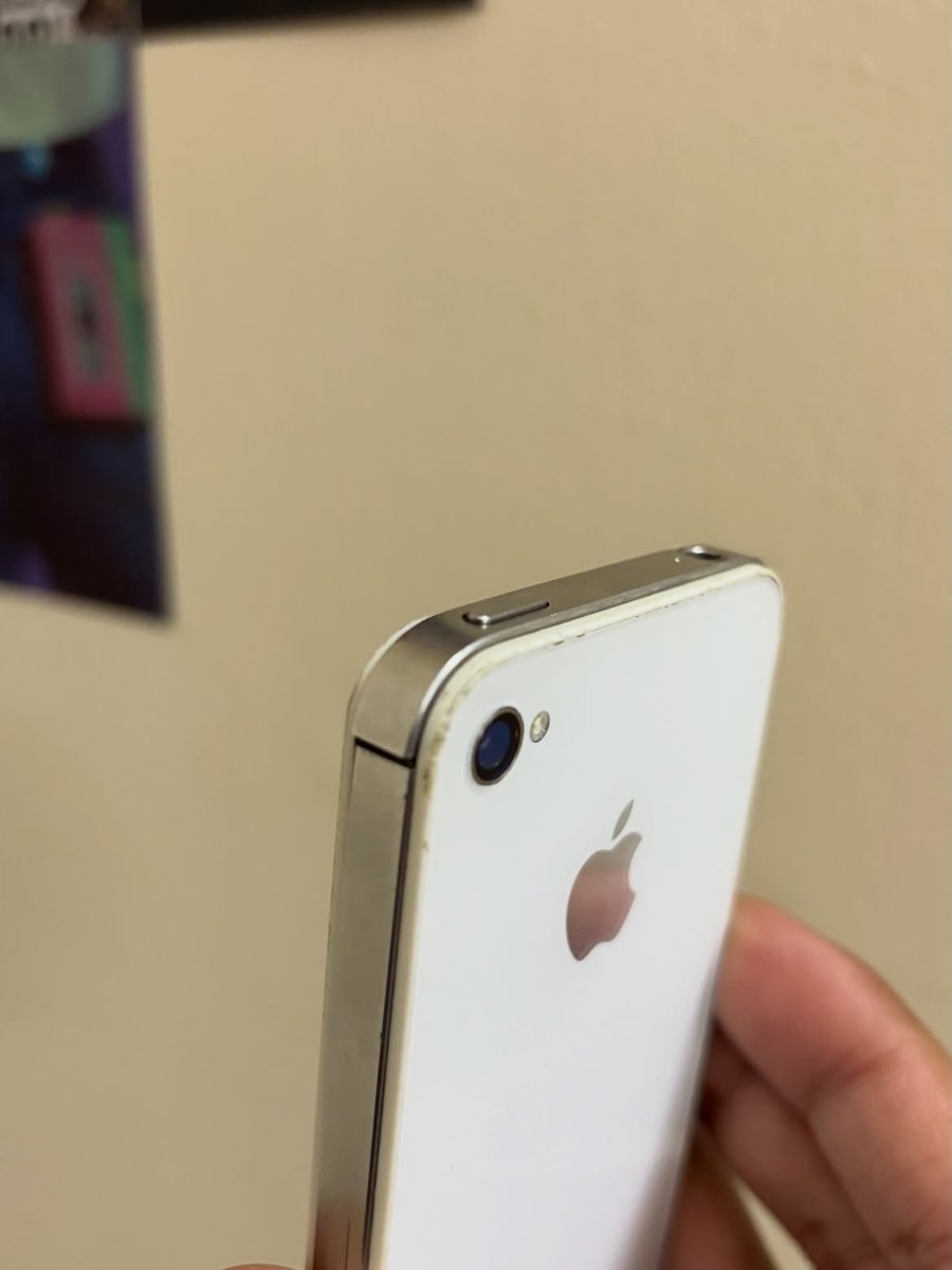goodvikass's tweet photo. @ZoomexOfficial The iconic iPhone 4S was Steve Jobsโ masterpiece and my first Apple device - no money in the world could make me sell this priceless piece of history! ๐ฑ๐ค
#ZoomexStory #MyFirstIPhone https://t.co/W7LwXiL7QD