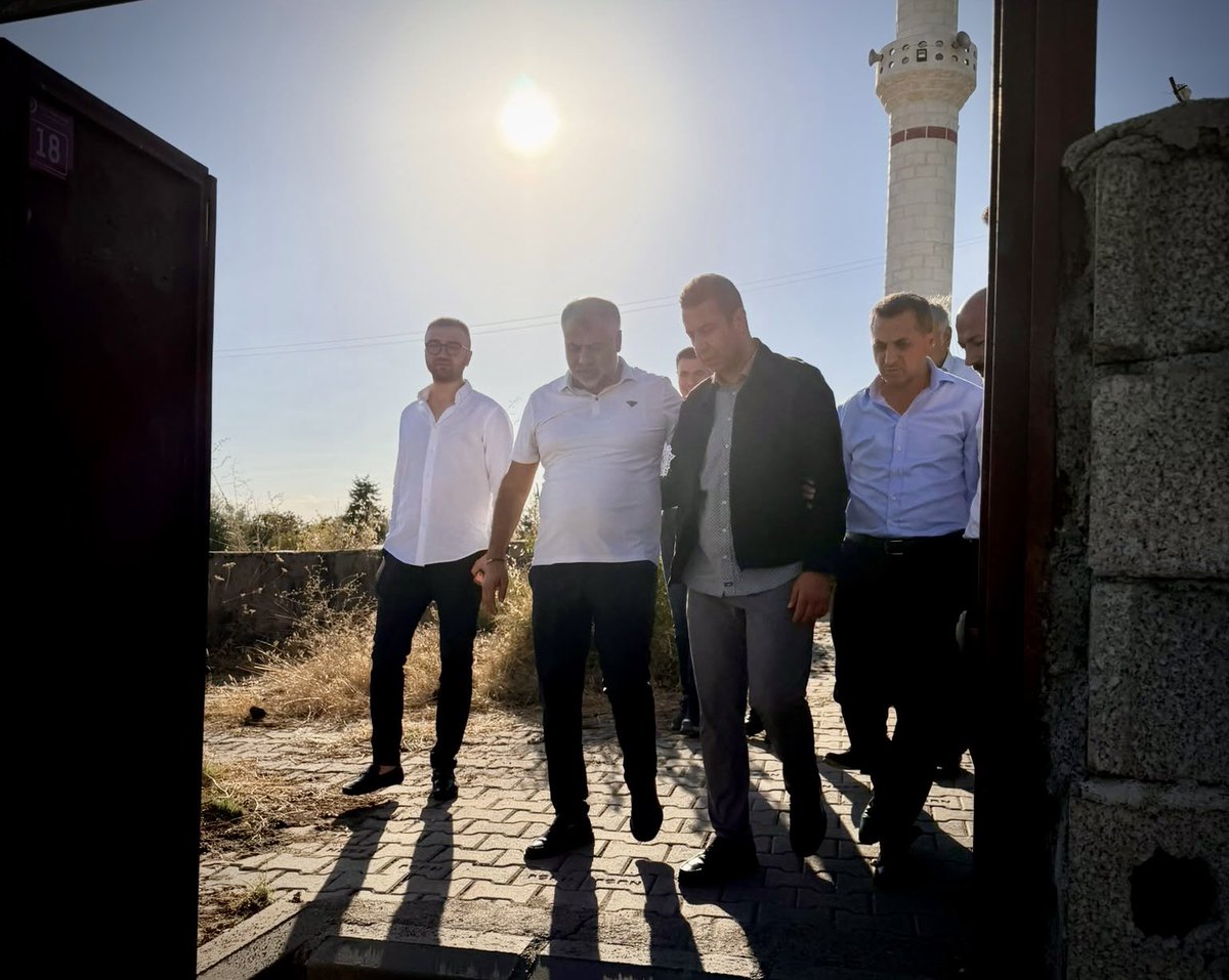HamitSumer21's tweet photo. 📍 Bismil | Ofköy (Ofe)

Hacı Sabri Karaaslan’ın kıymetli eşi Mevlüde Karaaslan’ın taziye ziyaretine katılarak ailesi ve yakınlarıyla bir araya geldik.

Merhumeye Allah’tan rahmet; Karaaslan ailesine, yakınlarına ve tüm sevenlerine sabır ve başsağlığı diliyoruz. 🤲 https://t.co/MCZoQPKfcI