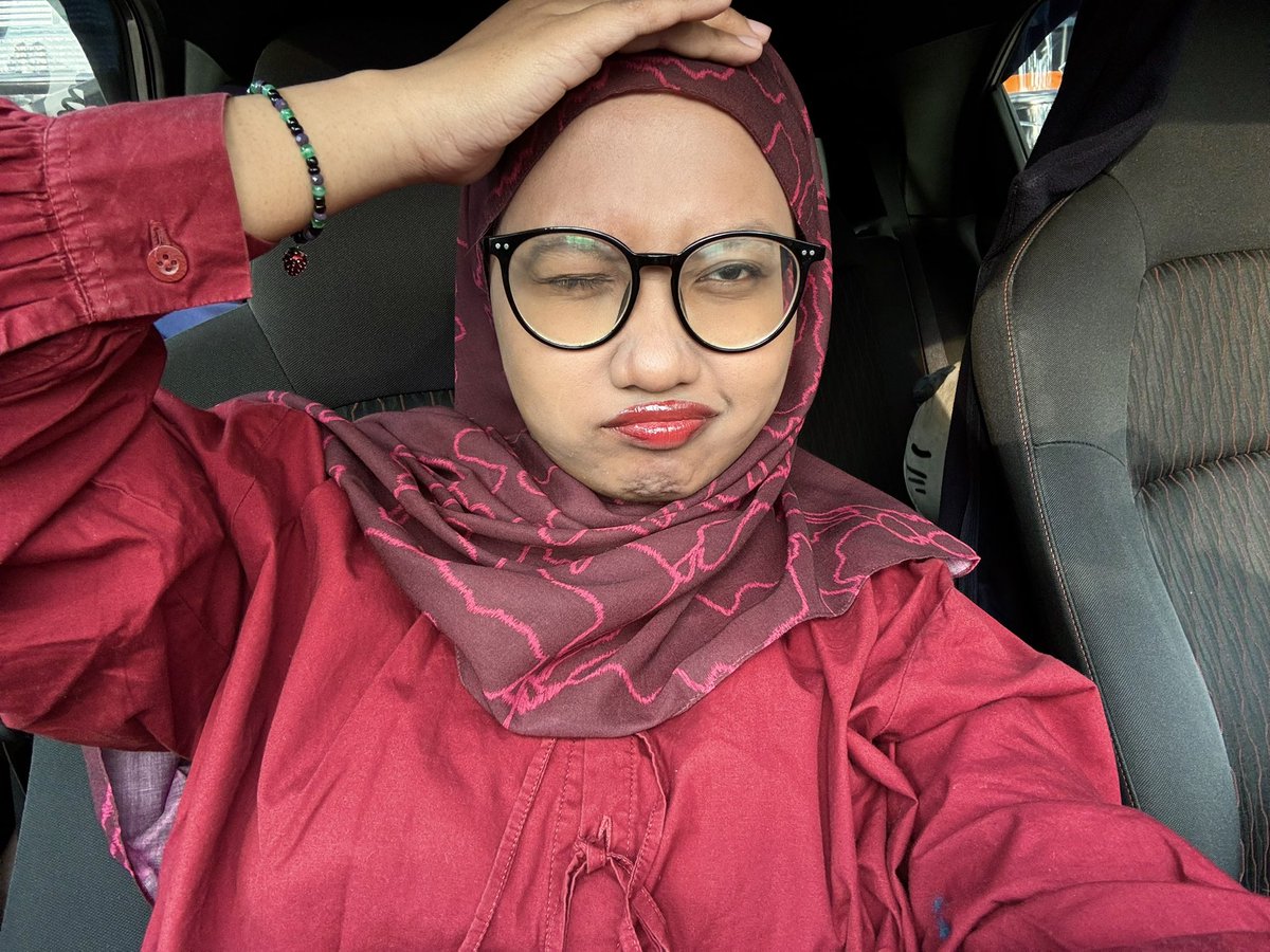 bunT__T's tweet photo. printed pashmina are something else https://t.co/HlZbfg9h06