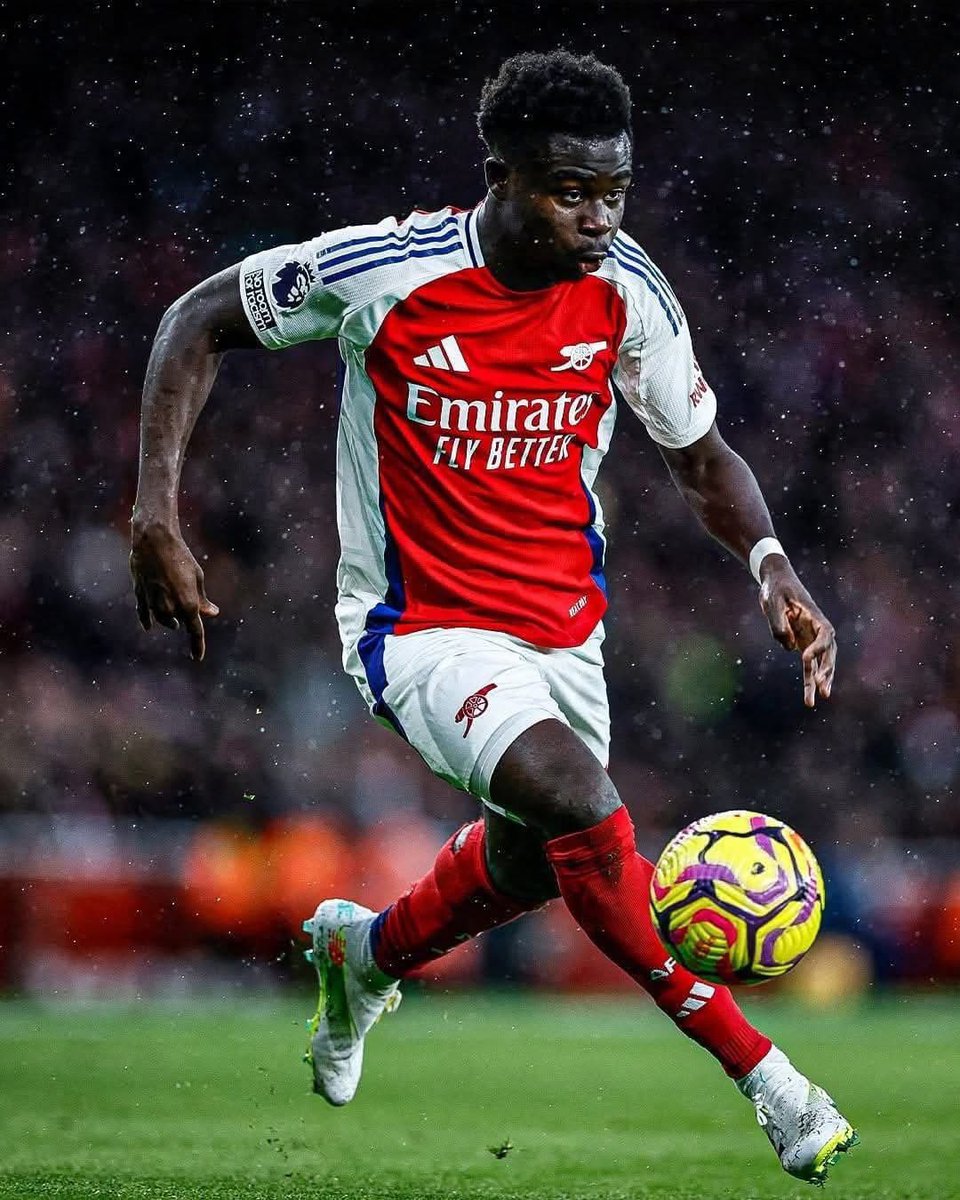 Afc_Mex's tweet photo. 🚨BUKAYO SAKA NEEDS TO STOP BEING SELFISH.

🔸Saka is not a star boy anymore, He should act like a grown man, but sometimes he tries to do everything himself when the simple pass is clearly on.

✅Saka doesn’t pass the ball
❌Create chances.
✅Dribbles when he should release it.
✅Shoots when a teammate is in a better position.
✅Holds onto the ball for too long.
✅Wants to be the hero in moments where Arsenal simply need the right decision

🔸Nobody is questioning Saka’s quality. But being Arsenal’s best winger doesn’t mean every attack has to end with Saka.

🔸Arsenal need Saka to be a team leader, not someone trying to win every attack by himself.

🔸Having good numbers doesn’t automatically make every decision a good decision. #BHAARS #COYG