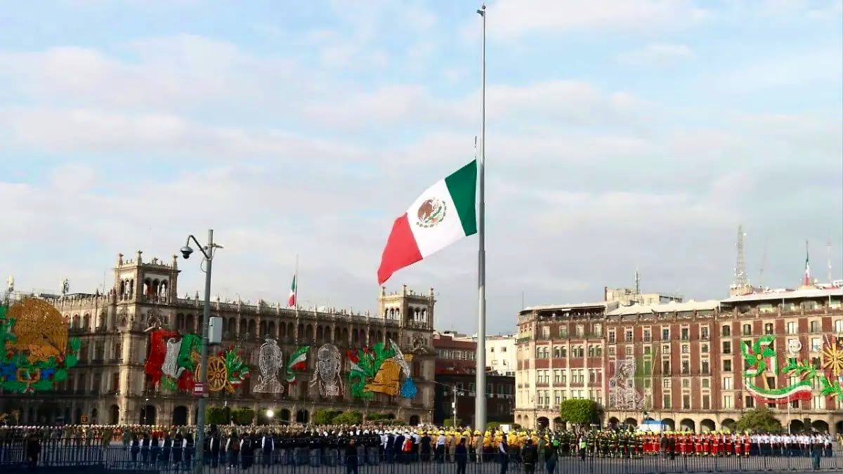 ErnestinaGodoy_'s tweet photo. Hoy nuestra Bandera Nacional ondea a media asta #EnMemoria de las víctimas de los sismos de 1985 y 2017 🇲🇽. La solidaridad de nuestro pueblo ante la adversidad es nuestra mayor fortaleza. https://t.co/6SthK934U3