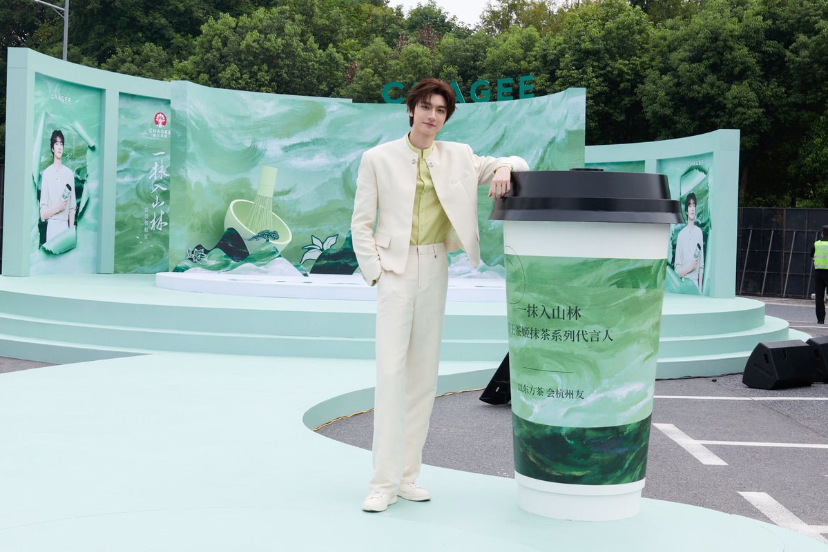 LINYILOVER_TH's tweet photo. 2026.09.19
LinYi Studio’s Weibo Update

🍵 หนึ่งสัมผัสเข้ม หนึ่งสัมผัสละมุน และอีกหนึ่งสัมผัสคือกลิ่นหอมของลูกพีช 🍑

ณ เมืองหางโจว ท่ามกลางบรรยากาศแห่งชาและธรรมชาติ

หลินอีจะพาทุกคนออกเดินทางเพื่อค้นหารสชาติของมัทฉะทั้งสามแบบ 🌿🍃

ไม่ว่าจะรสเข้มหรือรสอ่อน
ต่างก็มีเสน่ห์และความลงตัวในแบบของตัวเอง✨

#CHAGEEMatchaSeries
#CHAGEE
#林一 #LinYi #หลินอี