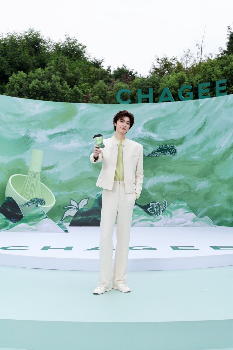 LINYILOVER_TH's tweet photo. 2026.09.19
LinYi Studio’s Weibo Update

🍵 หนึ่งสัมผัสเข้ม หนึ่งสัมผัสละมุน และอีกหนึ่งสัมผัสคือกลิ่นหอมของลูกพีช 🍑

ณ เมืองหางโจว ท่ามกลางบรรยากาศแห่งชาและธรรมชาติ

หลินอีจะพาทุกคนออกเดินทางเพื่อค้นหารสชาติของมัทฉะทั้งสามแบบ 🌿🍃

ไม่ว่าจะรสเข้มหรือรสอ่อน
ต่างก็มีเสน่ห์และความลงตัวในแบบของตัวเอง✨

#CHAGEEMatchaSeries
#CHAGEE
#林一 #LinYi #หลินอี