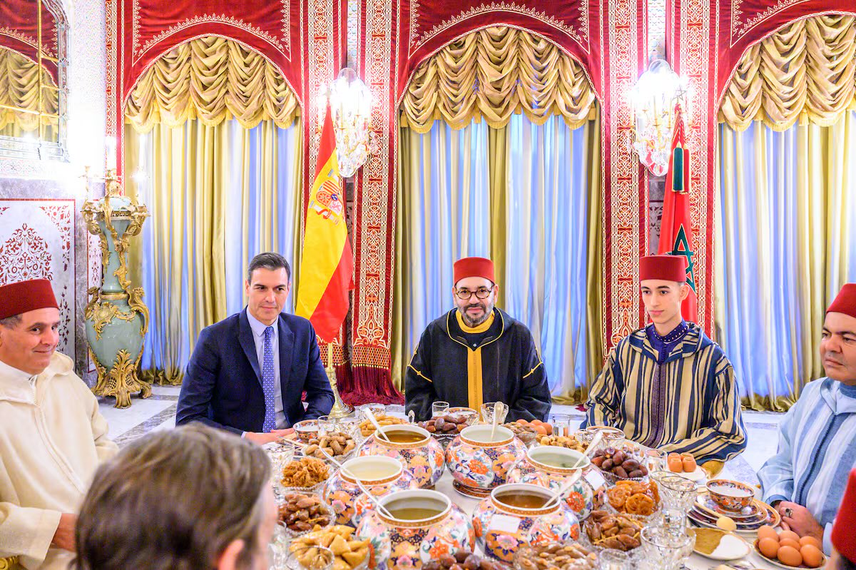 MPSnoserinde's tweet photo. 🚨 EL PAÍS ABRE EL DEBATE SOBRE LA CESIÓN DE CEUTA Y MELILLA EL MISMO DÍA DEL AVISO DE LA EMBAJADA EN RABAT 🇪🇸

El País publica hoy una tribuna que pide pactar la entrega de Ceuta y Melilla a Marruecos, y lo llama gesto histórico y realista, porque no es normal, dice, que la frontera europea esté en África. 
Lo firma Tahar Ben Jelloun y habla de «devolver» esas ciudades como si no fueran España.

El texto sale el mismo sábado en que la embajada española en Rabat avisa de otro salto a Ceuta el miércoles, y las playas siguen ocupadas. En esa tribuna no aparecen los ceutíes ni se les pregunta, y lo que sí aparece es la idea de Rabat: que esas ciudades se pueden entregar.

📌 Conclusión: no es un decreto de cesión, es el periódico de referencia del Gobierno diciendo que ya se puede hablar de entregar Ceuta. MP 🇪🇸