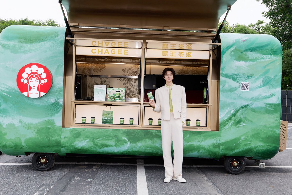 LINYILOVER_TH's tweet photo. 2026.09.19
LinYi Studio’s Weibo Update

🍵 หนึ่งสัมผัสเข้ม หนึ่งสัมผัสละมุน และอีกหนึ่งสัมผัสคือกลิ่นหอมของลูกพีช 🍑

ณ เมืองหางโจว ท่ามกลางบรรยากาศแห่งชาและธรรมชาติ

หลินอีจะพาทุกคนออกเดินทางเพื่อค้นหารสชาติของมัทฉะทั้งสามแบบ 🌿🍃

ไม่ว่าจะรสเข้มหรือรสอ่อน
ต่างก็มีเสน่ห์และความลงตัวในแบบของตัวเอง✨

#CHAGEEMatchaSeries
#CHAGEE
#林一 #LinYi #หลินอี