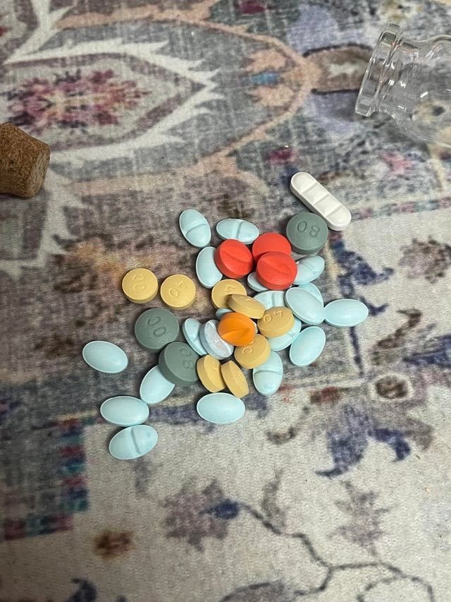 Tracygd3's tweet photo. What's in my Jar? :)

you'll guess :)  
winner get's a 80
#pills #edtwr #cocaine #coke #xanax #drugtwt https://t.co/pjJY2ENqGl