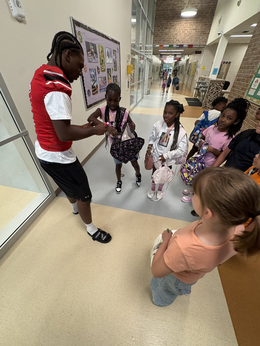 Cbourgeois27's tweet photo. During the bye week this week me and my teammates went to the Cross Oaks Elementary School to give back to the community. Was a really good time to put smiles on kids faces and give back to the community. @EvansJusten https://t.co/gsY9gmMgqD