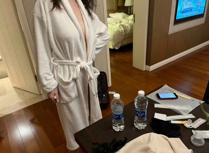 diloronoron's tweet photo. 天呐 哎呀 我刚刚差点就人没啦 你们晓得不 差点就见不到本仙女咯 遇到个傻叉客人把老娘当捞女整 https://t.co/lgLtol8kar