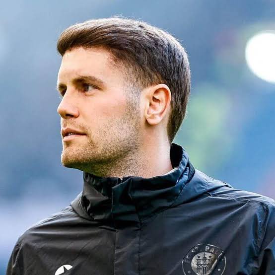 UTD_Seth001's tweet photo. 🚨Jamie Carragher on Fabian Hürzeler’s incredible start to the season with Brighton:

🗣️ Jamie Carragher: “I think we need to start talking about Fabian Hürzeler because what he’s doing with Brighton is becoming ridiculous.

You look at their team before a game and you’re not sitting there thinking, ‘Wow, look at all these superstars.’ There’s no £100 million player, no collection of massive names.

Then the whistle goes and suddenly Brighton look like the best team on the pitch.

They beat Coventry 5-0. They go to Old Trafford, go 2-0 down and come back to win. Now they’re putting Arsenal under serious pressure and scoring goals for fun.

And what impresses me is that it isn’t one player carrying them.

It’s the whole team.

They press together, they run together, they attack together. If one player loses the ball, another is already sprinting to win it back.

That doesn’t happen by accident.

Hürzeler has created an identity where the players clearly understand what he wants from them.

And Arsenal came into this game with one Premier League goal conceded all season.

One.

Brighton looked at that and basically said, ‘So what?’

That tells you everything about the mentality Hürzeler has created.

He hasn’t built Brighton by collecting superstars. He’s built a team that makes ordinary players look dangerous and makes good players look even better.

That’s what great coaching can do.

At this rate, Brighton aren’t just having a good start.

They’re becoming a serious problem for everyone.”