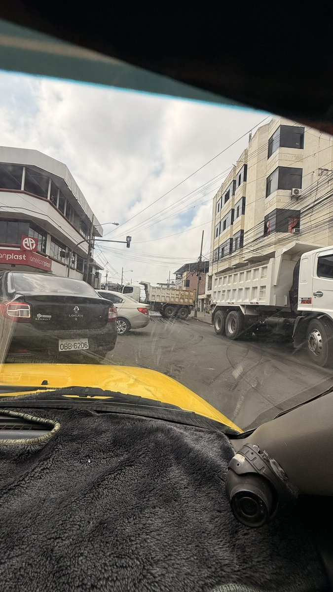 simonfernandezg's tweet photo. Tráfico colapsado en Machala por trabajos en la vía y ni rastro de agentes @MovMachEp para ordenar. Eso sí, para pedir documentos o cazar multas aparecen de inmediato. ¿Y la gestión vial, es prioridad? https://t.co/lXgjYLE5Bl