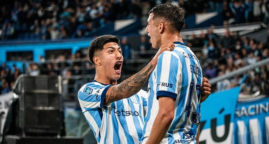 martinidaberry's tweet photo. Algunas cosas del partido vs Sarmiento:

-Los aplausos del final fueron merecidos.
-Y eso es un montón.
-El esquema armado por las bajas funcionó como respuesta y como salvavidas.
-Arriesgada y muy buena decisión del entrenador.
-Rojo, anoche, entendió todo.
-Líder por la chapa pero también por el juego. El mejor por escándalo.
-De chico tuve tres sueños: salir campeón con Racing, ser Batman y hacer un gol como el de Escudero.
-Mateo Martínez nunca debió salir.
-El empate tan rápido nos mató células del cuerpo, lo se.
-No podemos evitar una puñalada por partido. Es lo próximo a mejorar.
-El equipo no mordió la lona ni mucho menos.
-La otra gran victoria fue mental
-Pérez y Lodico ya son del elenco estable. No se toca.
-El ST fue con intensidad y salieron a comerse al rival.
-Ortegoza fue de menor a mayor.
-Otro gol de lateral, mucho mérito de él. 
-Zaracho fue consciente de sus límites. -Hizo lo justo y necesario para jugar todo el partido y cumplir.
-Otro gran partido de Nacho Rodriguez. 
-A Colombo se le abrió un portal cósmico con el nuevo esquema.
-La tendrá difícil. 
-El dia que Lautaro Diaz cumpla todas sus promesas será un mundo mejor.
-Te queremos, Adrián.
-Es tan profundo el amor que sentimos que a veces te queremos pegar una patada en el culo, para que reacciones. 
-Anoche la rompiste toda.
-Y fuimos todos un poco mas felices.
-Aire aun condicionado para Vojvoda
-Sufre internamente los partidos a un punto que me preocupa.
-Costas explosiona, Vojvoda implosiona.
-Nunca le digan a la gente de Racing de antemano lo que tiene que hacer.
-Siempre está a la altura. 
-Desde la previa hasta el final, fue una larga marcha estabilizadora.
-No nos olvidamos de nada, pero nunca amargos y golpistas.

-Yo soy asi, a Racing yo lo quiero..
-El domingo, Boca.