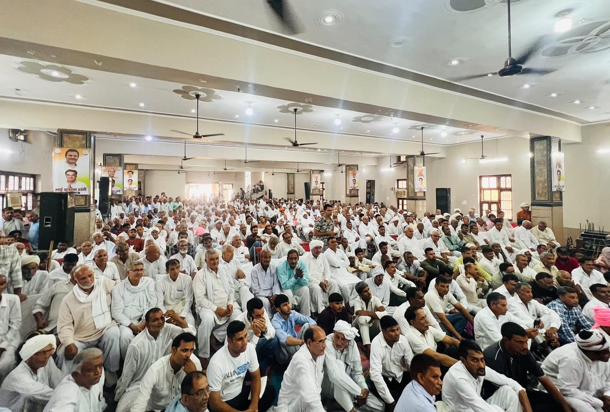 INCHaryana's tweet photo. 📍 महम 

आज महम में आयोजित ब्लॉक स्तरीय कांग्रेस कार्यकर्ता सम्मेलन में हरियाणा कांग्रेस प्रभारी 
श्री @SanjaySDutt जी
हरियाणा प्रदेश कांग्रेस अध्यक्ष 
श्री @raonarenderinc एवं हरियाणा के पूर्व मुख्यमंत्री व नेता प्रतिपक्ष 
चौ. @BhupinderShooda  जी ने उपस्थित होकर कांग्रेस के समर्पित कार्यकर्ताओं को संबोधित किया।

सम्मेलन के दौरान संगठन को बूथ स्तर तक मजबूत करने, कार्यकर्ताओं के बीच निरंतर संवाद बढ़ाने और जनता के बीच जाकर उनके दुःख-दर्द एवं जनसमस्याओं को मजबूती से उठाने का आह्वान किया।

कांग्रेस का कार्यकर्ता केवल संगठन का हिस्सा नहीं, बल्कि जनता की आवाज और संघर्ष का साथी है। गांव-गांव, घर-घर पहुंचकर आमजन के मुद्दों को उठाना और उनकी आवाज को लोकतांत्रिक मंच तक पहुंचाना हमारी प्राथमिक जिम्मेदारी है।

साथ ही श्री राहुल गांधी जी की “छात्रों की गूंज” की भावना को जन-जन तक पहुंचाते हुए युवाओं एवं छात्रों की आवाज को मजबूती देने और उन्हें संगठन से जोड़ने का संकल्प लिया।

इस अवसर पर पूर्व मंत्री श्री आनंद दांगी जी, विधायक श्री बलराम दांगी जी, जिला अध्यक्ष श्री बलवान रंगा जी, जिला अध्यक्ष श्री कुलदीप KD जी, ब्लॉक अध्यक्षगण श्री सुरेश जी, मास्टर ठाठ सिंह जी, श्री आशीष जी सहित वरिष्ठ नेतागण एवं कार्यकर्ता साथी उपस्थित रहे।

@kharge 
@RahulGandhi 
@priyankagandhi 
@kcvenugopalmp 
@JitendraBaghel_ 
@INCIndia