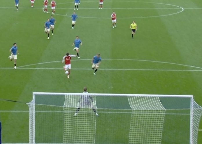 andresweiss_'s tweet photo. Qué ocasión ha fallado Havertz (con 3-0)…

Un pase brutal de Gyokeres, una muy buena lectura de la jugada de Kai… y una definición muy rara, con la diestra (es zurdo), que además saca muy bien Verbruggen. https://t.co/YwK7op3dC7
