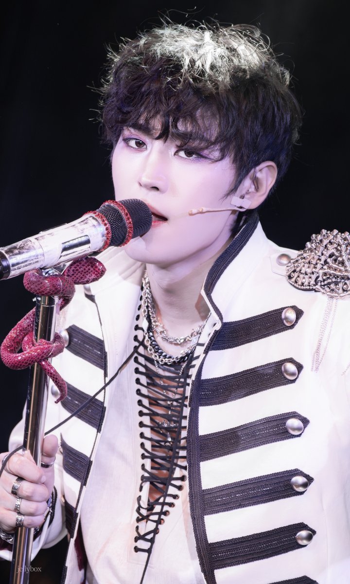 _YMJELLY's tweet photo. 260919 오셀로와 이아고 밤 커튼콜데이

#김경록 이아고 https://t.co/8IAqAmjYx6