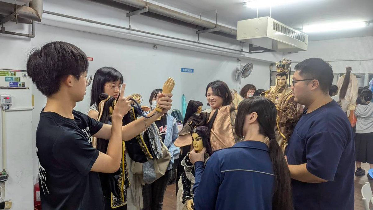 ntnupdc's tweet photo. 【偶的基本介紹例會回顧】

本學期的第一次例會，帶著著大家認識了師大布研的幹部們以及所有的社偶陣容，更一起從頭到腳、從裡到外地了解布袋戲的結構、持偶方式、角色分類✨️ 
而在知道了關於布袋戲的基本知識後，接下來就是最重要的實際操作環節了！
歡迎躍躍欲試的各位💪

🔰下週例會預告　

👇 https://t.co/H2GNrX8akv