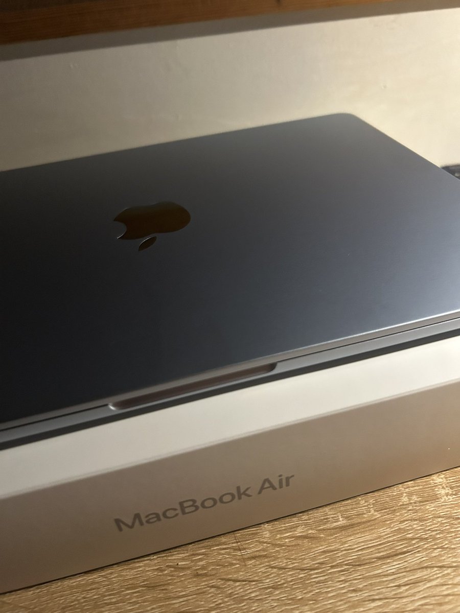 kikocrunchx's tweet photo. Grind paid off.. Years of saving finally inside one box. Congrats self! 💼🍏 https://t.co/cMQjunahlr
